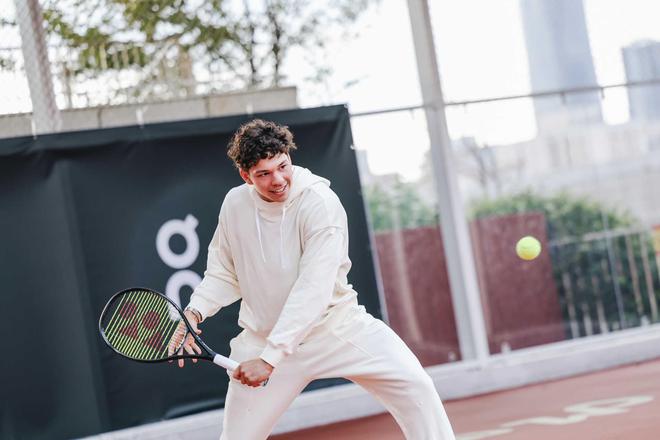 他不仅在发 他不仅在发